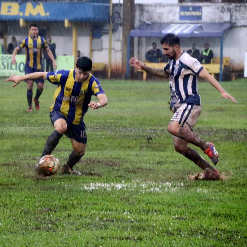 Sarmiento de La Banda ganaba 1-0 con gol de Herrera, pero la lluvia en el campo obligó a suspender el partido