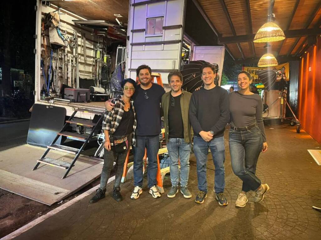 Netflix finaliza en Iguazú el rodaje de “El último gigante”, una producción con sello misionero 5 Durante la última semana de rodaje, Sergio Acosta y Santiago Carabante, presidente y gerente de Fomento del IAAviM, visitaron el set junto a los productores Ignacio Rey y Rocío Gort.
