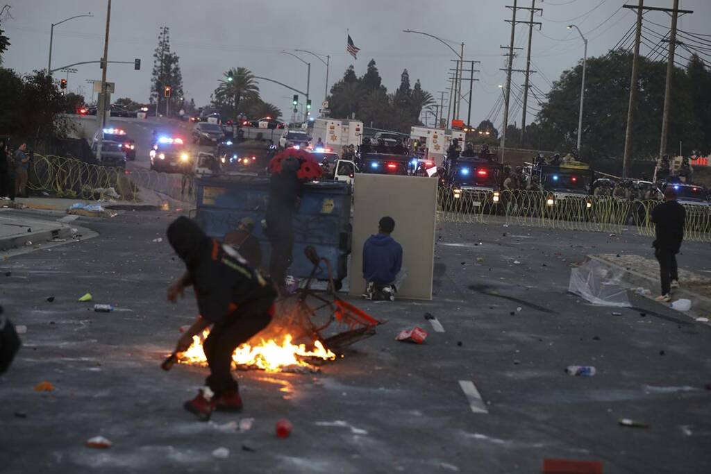 Los Ángeles: levantan el toque de queda tras una semana