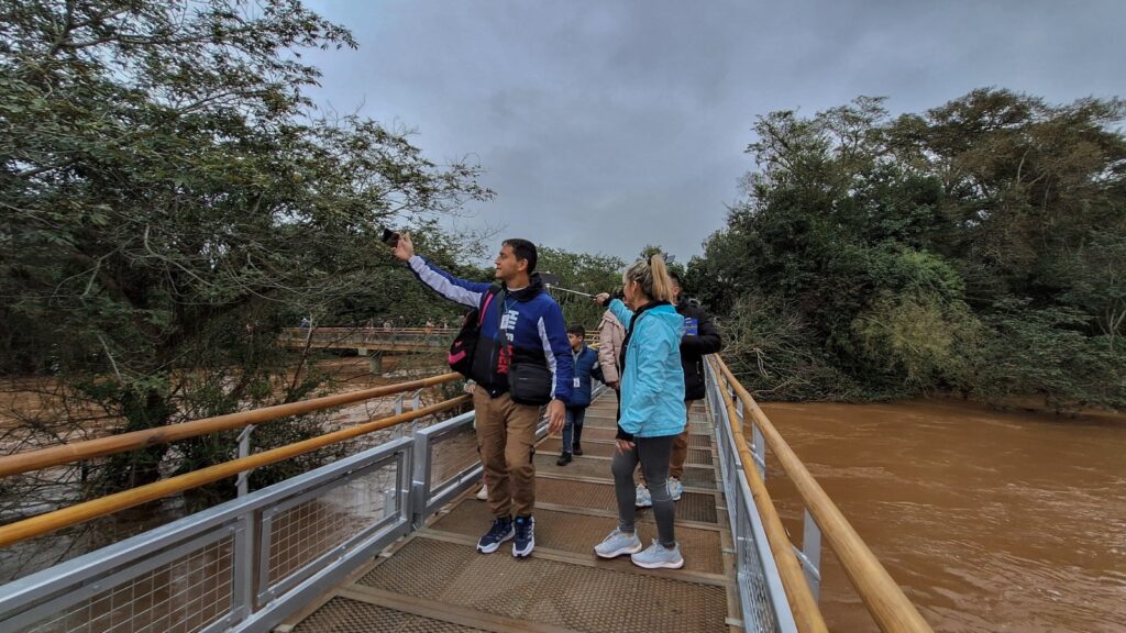 Varios medios porteños publicaron que las Cataratas del Iguazú estaban cerradas. Es falso.