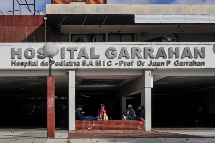 Nuevo paro en el Hospital Garrahan contra el ajuste del Gobierno Nacional 2 Entre los puntos centrales del reclamo, los profesionales del Garrahan exigen un salario inicial de 1.800.000 pesos, cifra que consideran indispensable para frenar la sangría de recursos humanos: más de 220 profesionales han renunciado en los últimos meses.