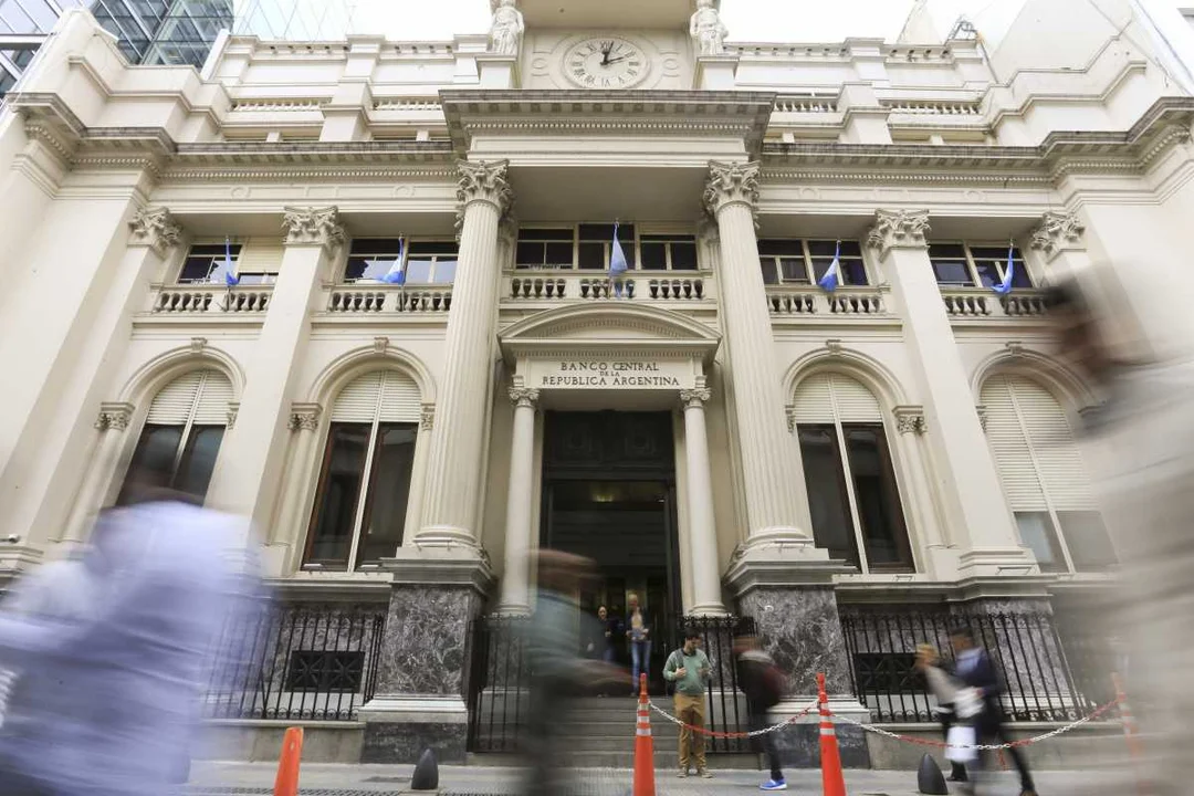 El dólar oficial sube $5 y cierra a $1.205: el blue y los financieros retroceden 4 Dólar