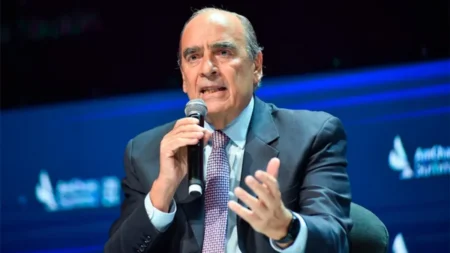 El Gobierno impulsa el “dólar colchón”: envía proyecto para blanquear ahorros fuera del sistema Dolar - 2