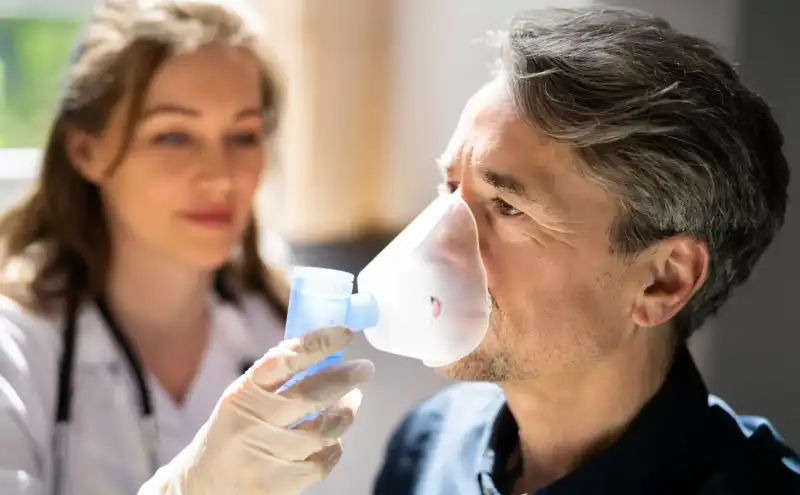 Invierno y enfermedades respiratorias: especialistas advierten riesgos para personas con asma y EPOC 2 “El invierno es una época crítica para quienes tienen enfermedades respiratorias", advirtió el médico Carlos Elías.