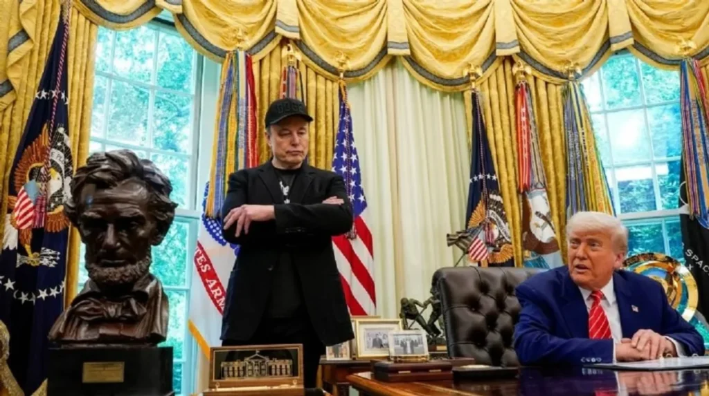 Elon Musk se arrepiente del show con la motosierra junto a Milei: “Me faltó empatía” 5 El giro político de Musk fue tan veloz como drástico. Luego de haber sido nombrado director del DOGE por la administración Trump con el objetivo de reducir el gasto estatal, terminó enfrentándose públicamente al expresidente.