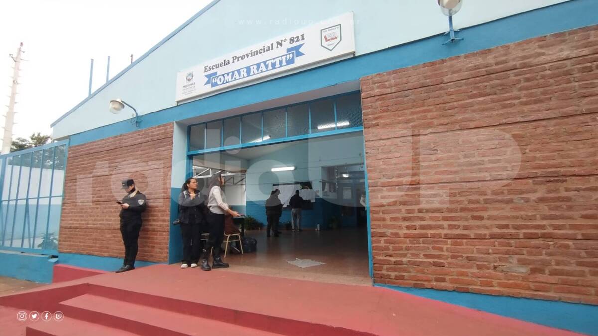 Dani Vigo votó en Posadas: “Elegir es un derecho y responsabilidad que no podemos dejar pasar" 2 Daniel Vigo emitió su voto en la Escuela Provincial N° 821 de Posadas