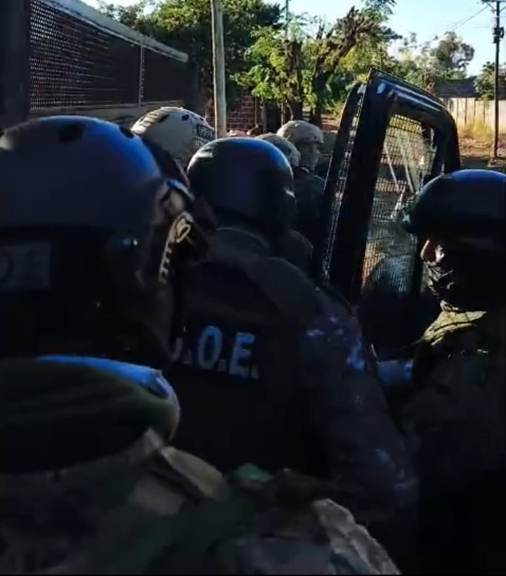 Posadas y Garupá: en megaoperativo desmantelan una red criminal con 26 detenidos 1 La investigación reveló que la organización operaba con una estructura dividida por zonas de influencia, con roles claramente definidos y conexiones entre distintos barrios. de Posadas