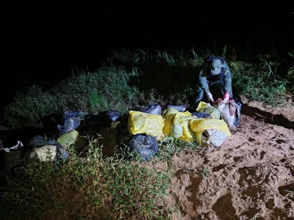 Incautaron más de 14 mil paquetes de cigarrillos sin aval aduanero en Puerto Iguazú Gendarmeria Nacional - 1