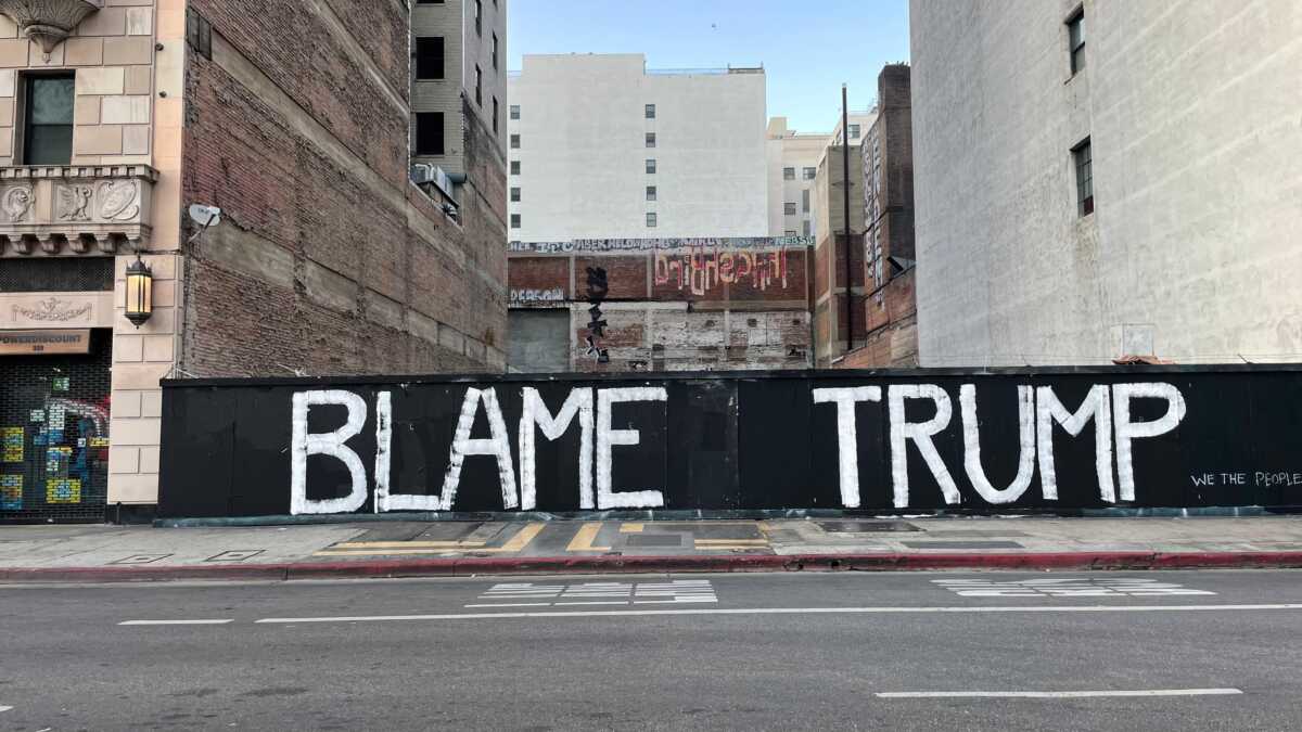 Hubo toque de queda en Los Ángeles: más de 220 detenidos al inicio 3 El presidente Donald Trump ordenó el envío de más de 4.000 efectivos de la Guardia Nacional y 700 marines en activo a la zona de Los Ángeles.