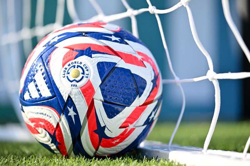 La FIFA presentó una pelota con sensores de última generación que mejora la precisión y ayuda a evitar errores arbitrales, como el doble toque en penales.