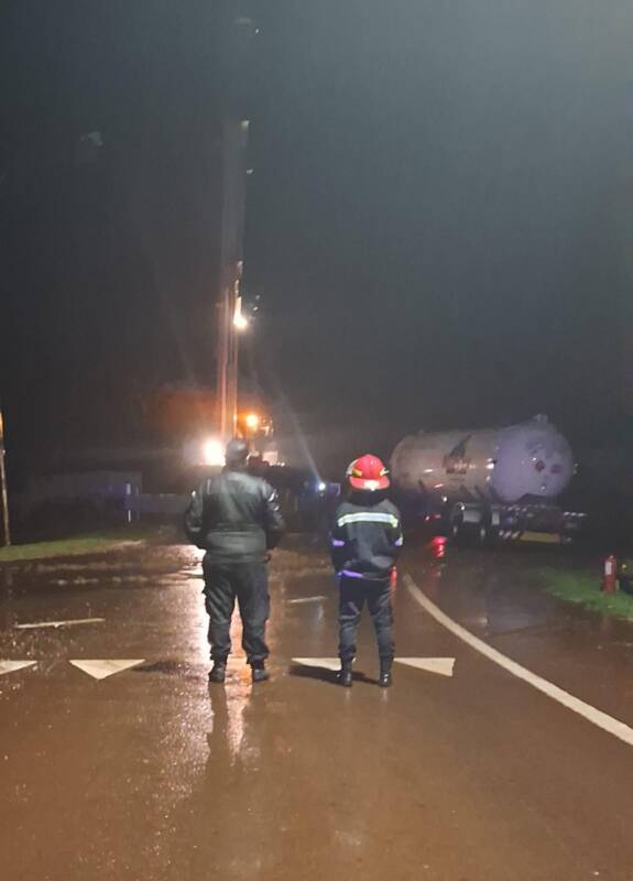 Tras 13 horas de operativo retiraron camión con gas de la ruta 14 4 Imagen de WhatsApp 2025 06 02 a las 20.39.53 62829a85 - 3