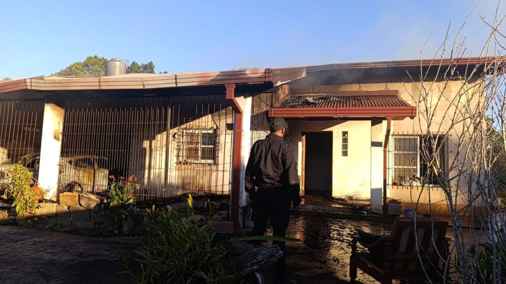 Dos incendios movilizaron a Bomberos en Misiones Incendios Montecarlo y Eldorado