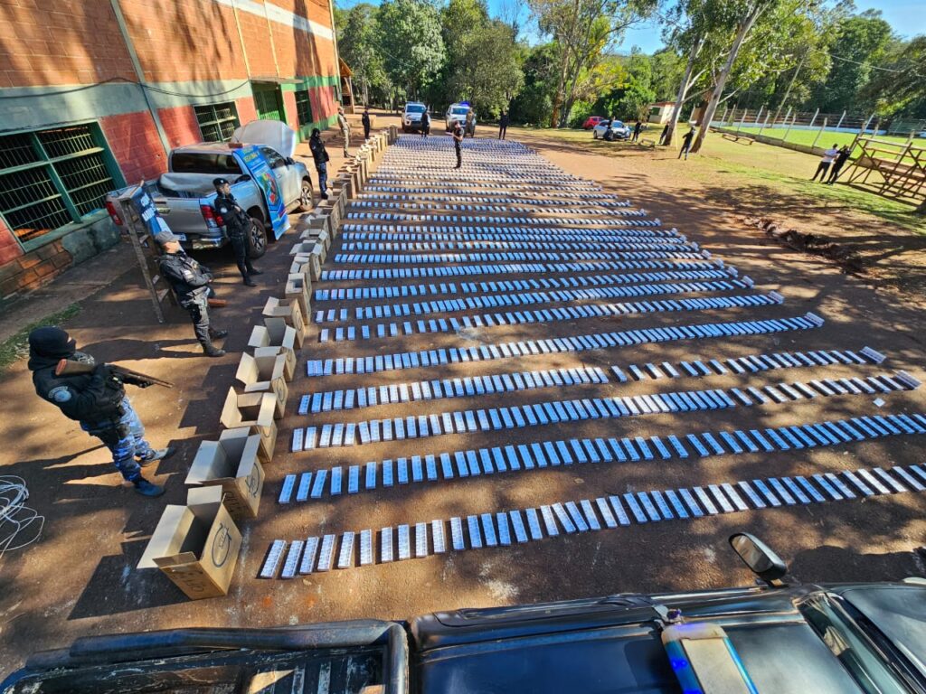 Golpe al contrabando: secuestran cigarrillos por $82 millones Interceptaron una camioneta robada en Andresito con 16.500 atados de cigarrillos sin aval aduanero.