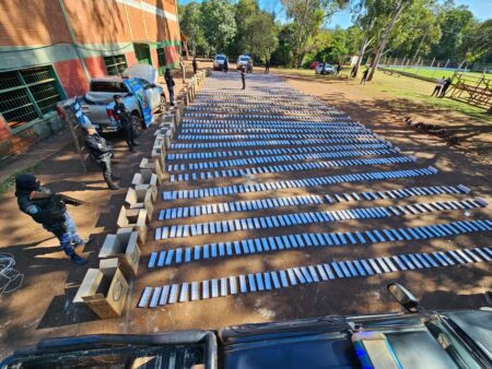 Interceptaron una camioneta robada en Andresito con 16.500 atados de cigarrillos sin aval aduanero.
