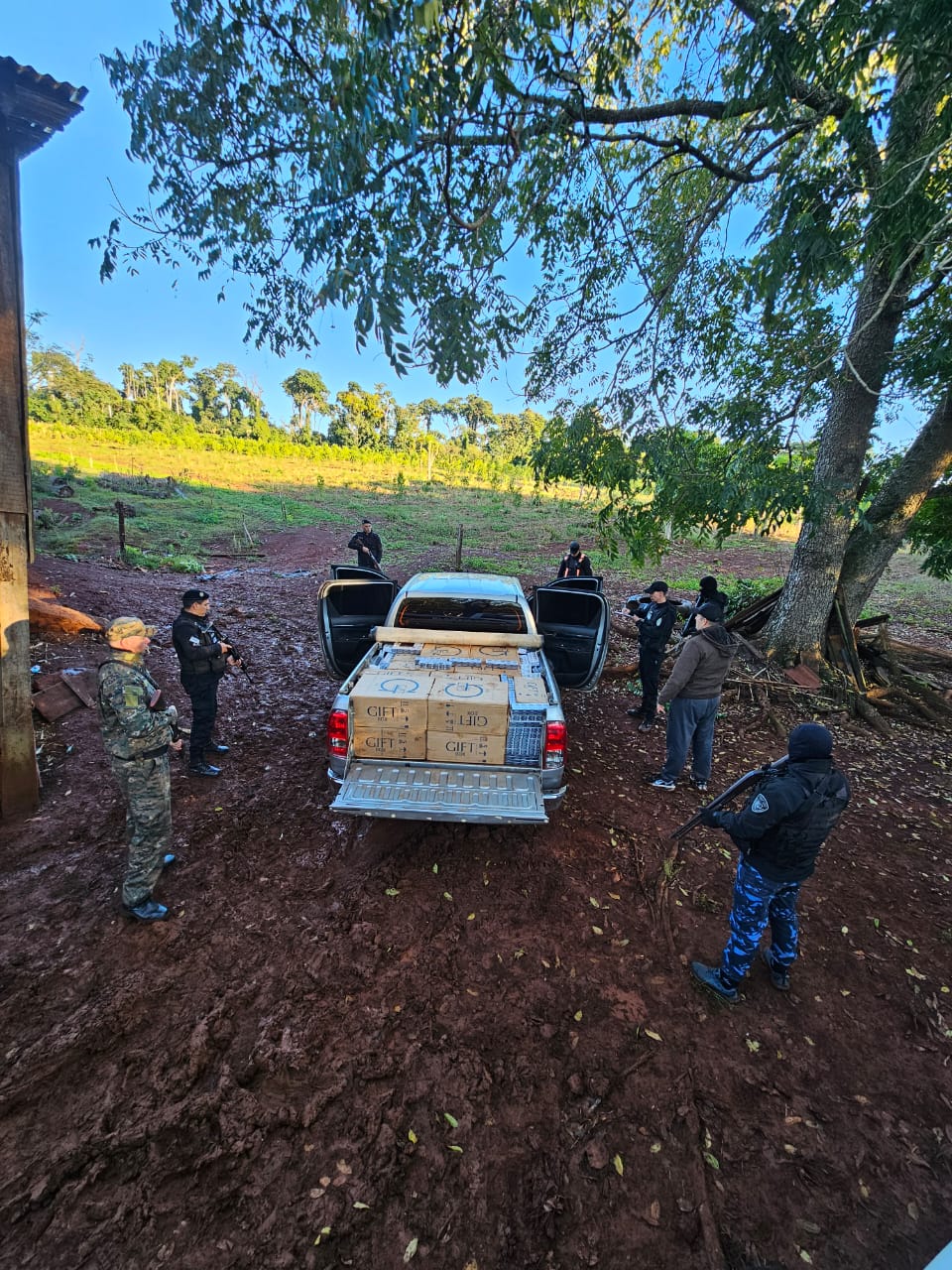 Golpe al contrabando: secuestran cigarrillos por $82 millones 2 Interceptaron una camioneta robada en Andresito con 16.500 atados de cigarrillos sin aval aduanero.