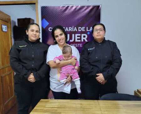 Bebé generó desesperación: policías salvaron su vida en Posadas Desesperación y héroes: policías salvaron a una bebé en Posadas