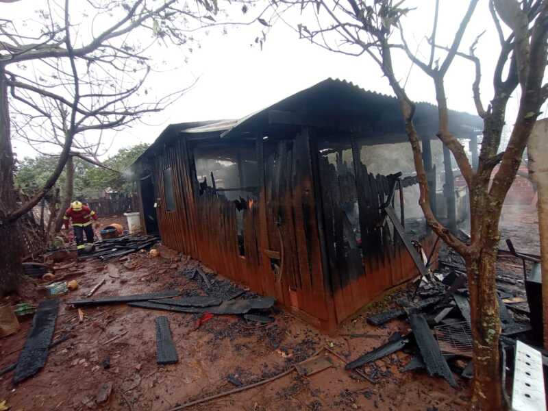 Incendio destruyó una casa deshabitada en Apóstoles 3 El siniestro se produjo alrededor de las 13:20 horas en Apóstoles y fue reportado al Centro de Operaciones 911