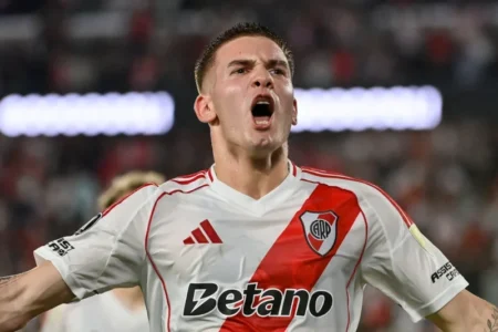 River prepara un mercado de pases ambicioso y busca repatriar a Franco Mastantuono y Claudio Echeverri. El club consultará a Real Madrid y Manchester City por posibles préstamos.