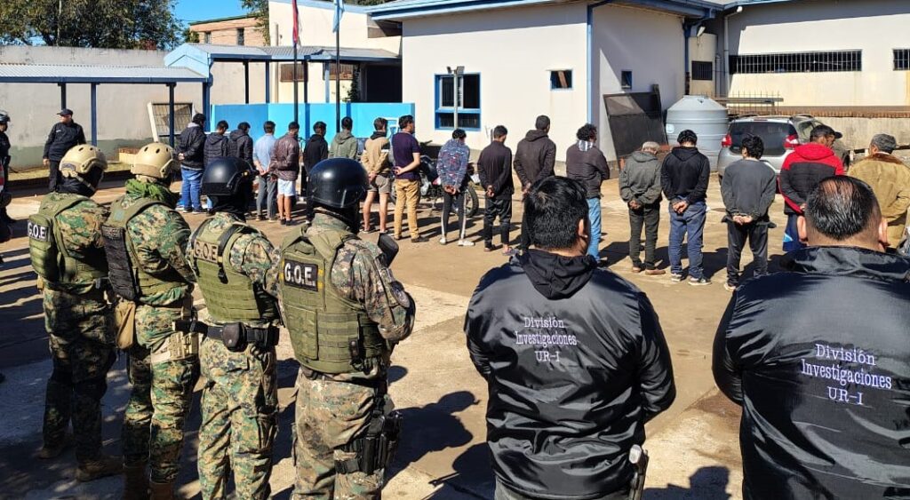 Posadas y Garupá: en megaoperativo desmantelan una red criminal con 26 detenidos Hubo 20 allanamientos simultáneos, se incautaron drogas, armas, dinero en efectivo y se detuvo a 26 personas, muchas con antecedentes y pedidos de captura.