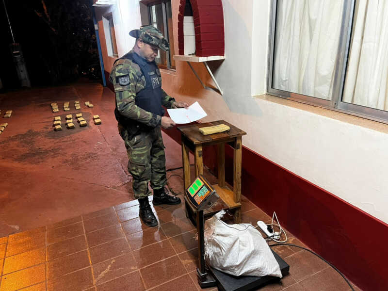 Prefectura secuestró casi 98 kilos de droga en Montecarlo tras un patrullaje nocturno 2 Montecarlo