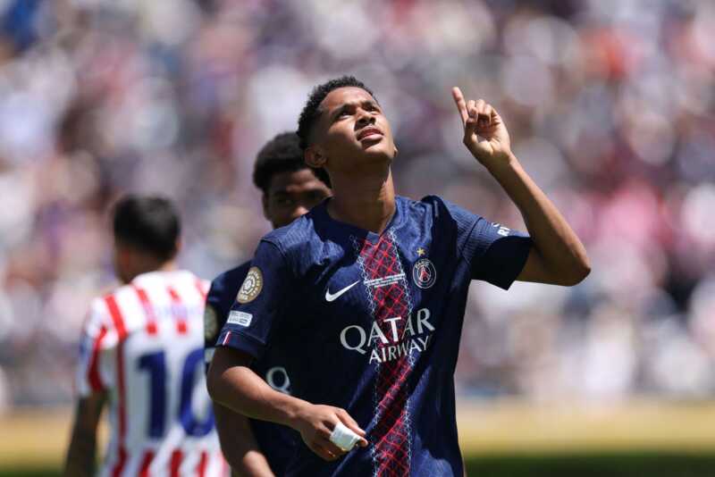 A los 87 minutos, Senny Mayulu aprovechó un rebote para marcar el tercero del PSG con un remate bajo al palo derecho