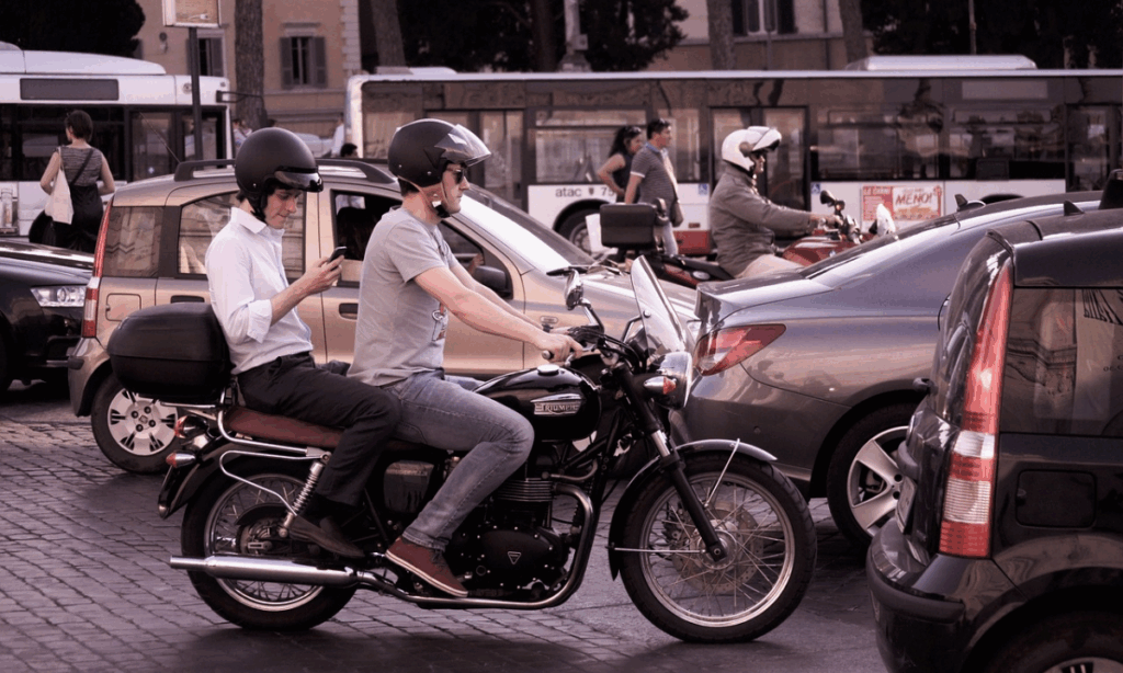 Uber Stop Chat: la función en motos que evita accidentes 4 La función Stop Chat no es la única medida. En el último año, Uber impulsó acciones educativas en conjunto con el Observatorio Vial Latinoamericano (OVILAM).
