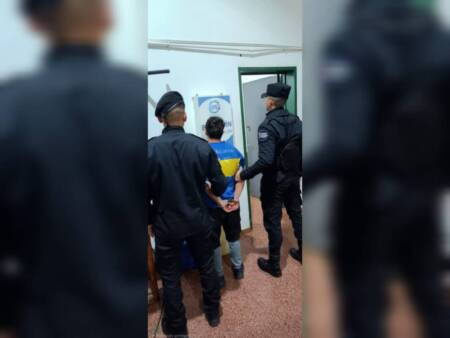 Cadetes de la Policía de Misiones atraparon a un delincuente con antecedentes en Posadas WhatsApp Image 2025 06 04 at 08.00.39 - 12
