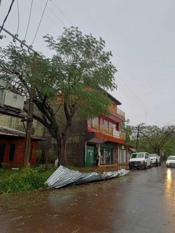 Temporal en Iguazú: ráfagas de 80 km/h, voladuras de techos y asistencia estatal en marcha 22 WhatsApp Image 2025 06 05 at 11.30.11 1 - 21