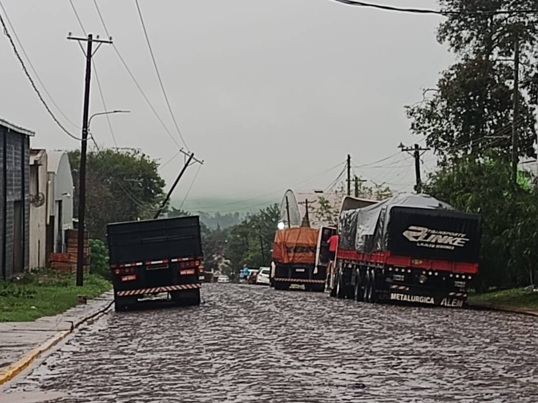 Temporal en Iguazú: ráfagas de 80 km/h, voladuras de techos y asistencia estatal en marcha 20 WhatsApp Image 2025 06 05 at 11.30.13 - 19