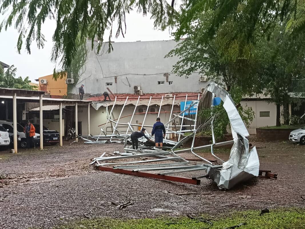 Temporal en Iguazú: ráfagas de 80 km/h, voladuras de techos y asistencia estatal en marcha 18 WhatsApp Image 2025 06 05 at 11.30.22 - 17
