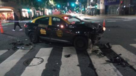 Conducía alcoholizado y en contramano, impactó contra un taxi y se incrustó en un comercio alcoholizado