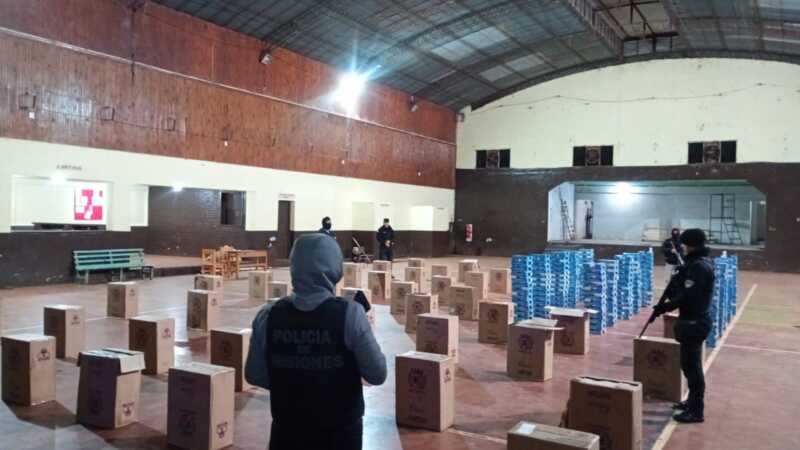 Secuestran dos autos robados con cigarrillos de contrabando en Pozo Azul a84497f0 b8e8 4801 9547 91dfa161a2ee - 2
