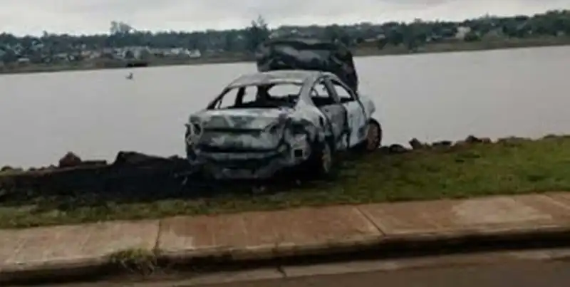 Detienen a peligroso ex convicto en Posadas: sospechado por intento de homicidio y crimen sin resolver 2 Así quedó el auto de Achingo cuando lo asesinaron, en un caso que sigue impune
