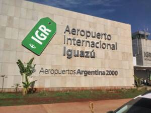 turismo Actualmente, solo JetSMART conecta Iguazú con Santiago de Chile. Antes de la pandemia, LATAM y Air Europa ofrecían vuelos internacionales, pero esas rutas se interrumpieron.