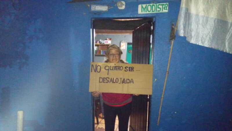 Alerta en Posadas por intentos de desalojo a familias con certificado RENABAP en el Barrio El Laurel 2 La situación de Teresa no es un caso aislado. Otras familias del barrio también enfrentan amenazas similares que despertaron el alerta en Posadas