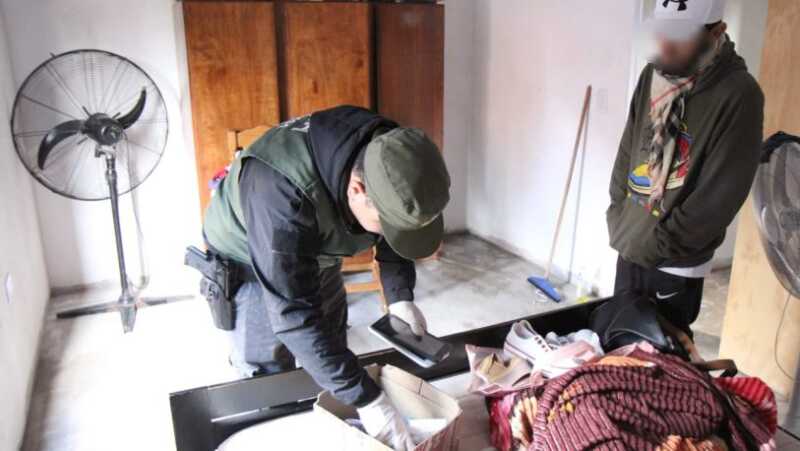 Campo Grande: detenido por distribuir y vender material de abuso sexual infantil 4 Durante el allanamiento en Campo Grande, los funcionarios secuestraron múltiples dispositivos electrónicos que serán sometidos a peritajes técnicos.