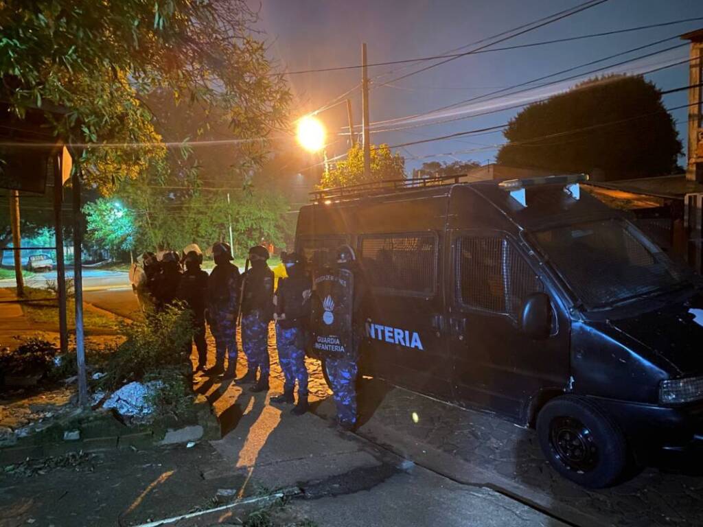 Capturan al motochorro “Oreja” y desarticulan parte de su banda en Posadas 5 Las damnificadas, todas de entre 30 y 52 años, relataron que eran interceptadas por delincuentes a bordo de motocicletas, quienes actuaban con rapidez y violencia para sustraerles carteras y efectos personales.