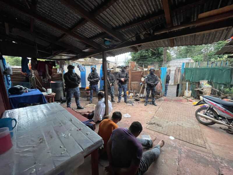 Megaoperativo policial desmanteló red criminal en Posadas: 9 detenidos 2 El operativo también permitió el secuestro de casi 300 artículos denunciados como robados, entre ellos motocicletas, electrodomésticos, herramientas, celulares, muebles, bicicletas, computadoras, televisores, cigarrillos de contrabando y dinero en efectivo