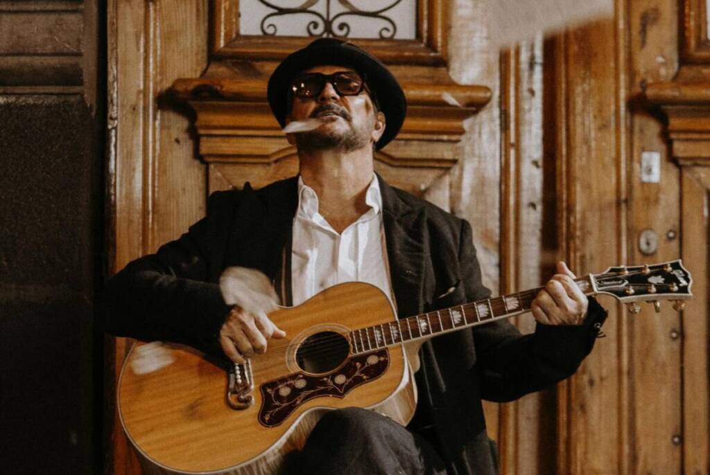 Ricardo Arjona ha sabido reinventarse a lo largo de más de tres décadas de carrera, sin depender de modas ni tendencias. 
