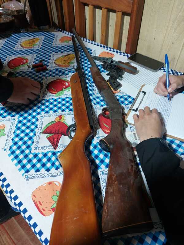 Las autoridades indicaron que el arsenal de Los Helechos carecía de documentación legal y que algunas de las armas habían sido alteradas para uso ilegal, lo que agrava su situación judicial.