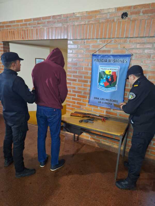 El acusado fue trasladado a sede policial en Los Helechos y quedó detenido a disposición del Juzgado Interviniente, en una causa caratulada por maltrato animal agravado y tenencia ilegal de armas de fuego.
