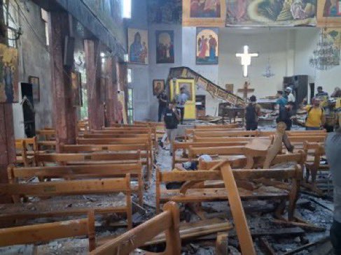 Según testigos presenciales, un hombre irrumpió armado a balazos en la iglesia, que se encontraba colmada de fieles en plena celebración de la misa dominical, y luego se detonó con un chaleco explosivo, provocando una potente explosión en el interior del templo.