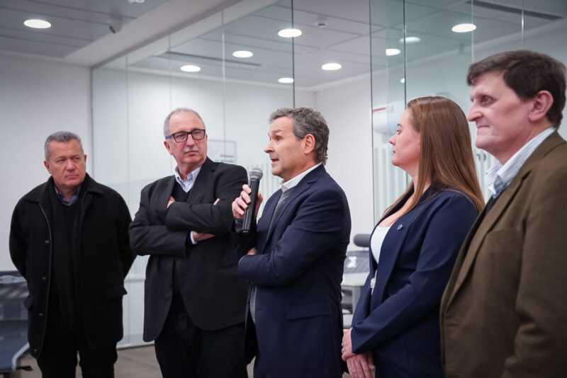 Banco Macro inauguró una nueva y moderna sede en 25 de Mayo 4 El gerente divisional, Diego Robolini, explicó que el enfoque está puesto en agilidad, cercanía y tecnología, e indicó que la entidad mantiene una articulación constante con el Gobierno de Misiones para impulsar el desarrollo territorial.
