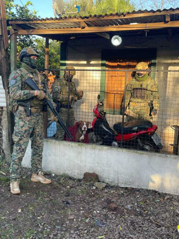 La acción, que incluyó siete allanamientos simultáneos en Posadas, permitió la detención de nueve hombres mayores de edad, con edades que oscilan entre los 21 y los 58 años
