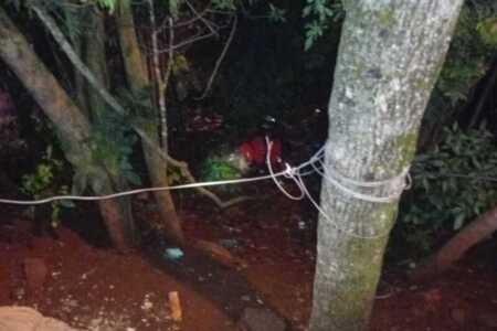 Bomberos rescataron a un hombre en situación de calle que cayó a un barranco Bomberos rescataron a un hombre en Iguazu
