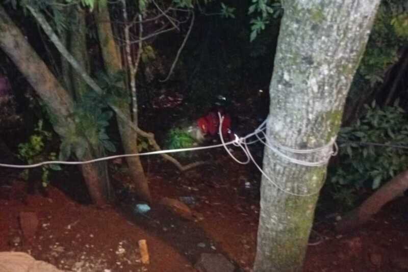 Bomberos rescataron a un hombre en situación de calle que cayó a un barranco Bomberos rescataron a un hombre en Iguazu