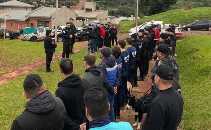 Guillermo Albino mide aproximadamente 1,70 m, tiene contextura delgada, cabello corto canoso y suele vestir ropa sencilla.