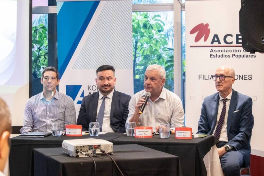 Joaquin Cabral dirige el capítulo Misiones de la ACEP. En la foto con Oscar Ensinck, el ministro Marcelo Pérez y el contador Alejandro Haene