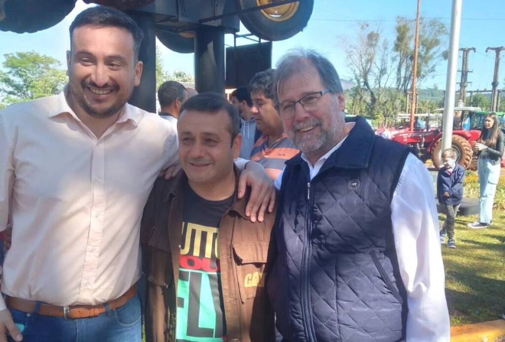 Cabral junto al exgobernador Herrera Ahuad y el subsecretario de Municipalidades, José Schiro