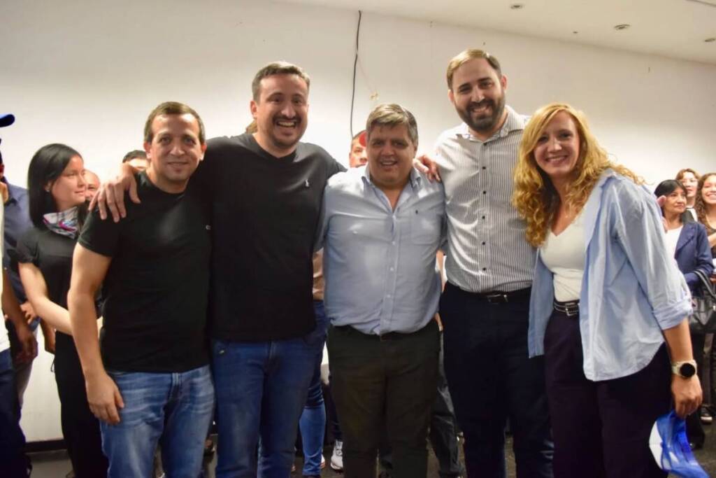 De izq a dere: Roa, Cabral, los intendentes Juanjo MacDonald de Aristóbulo del Valle y Matias Sebely de Alem; y Maira Stekler